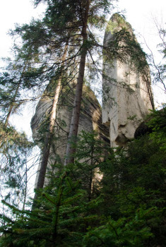 Štíhlá lákavá věžička Trubadůrek a vlevo Günter